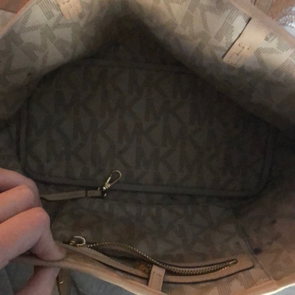 Micheal Kors purse - Picture 2 of 2